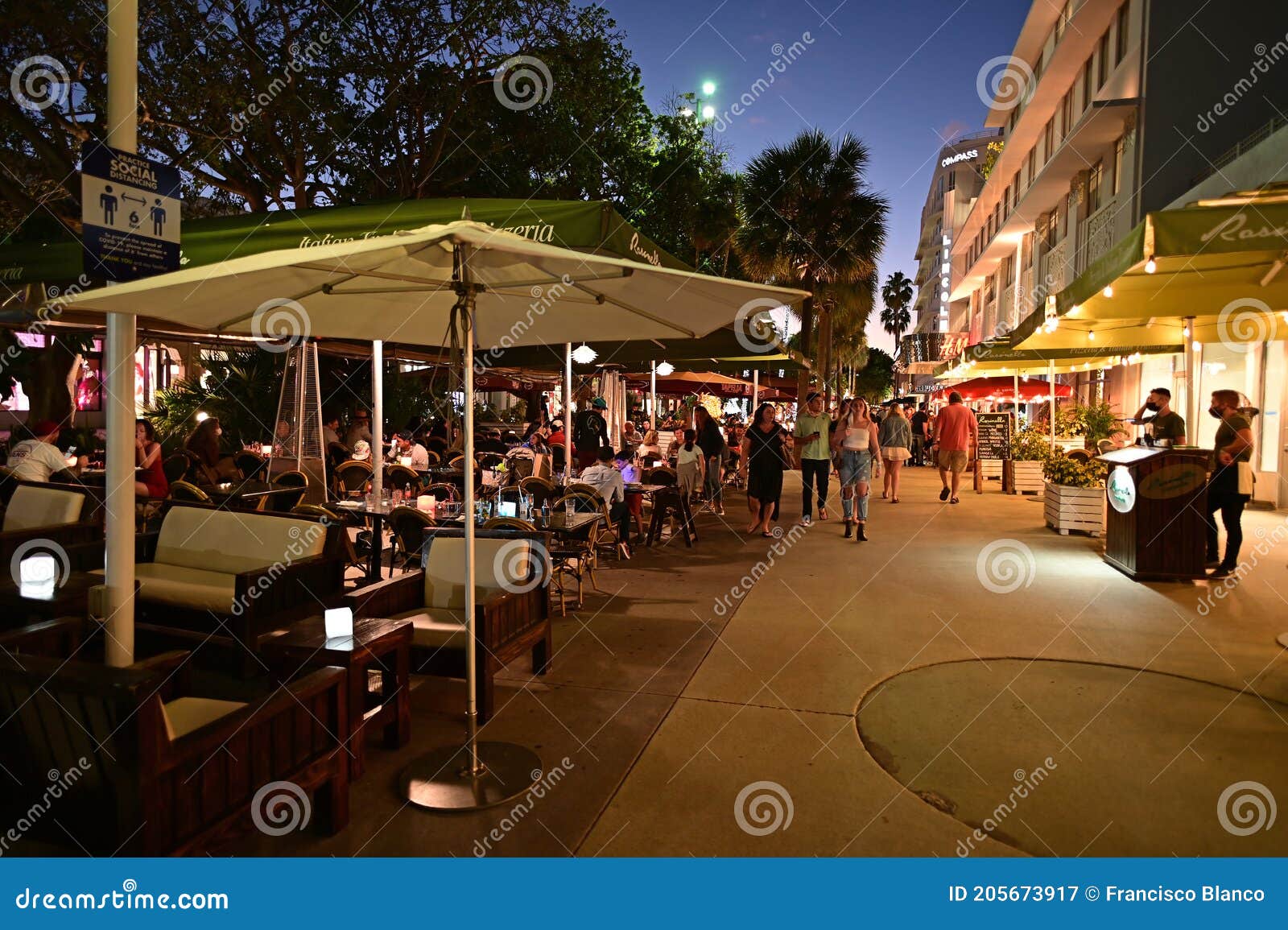 Upscale Outdoor Mall in Boca Raton Editorial Stock Photo - Image of  architecture, beautiful: 213676803
