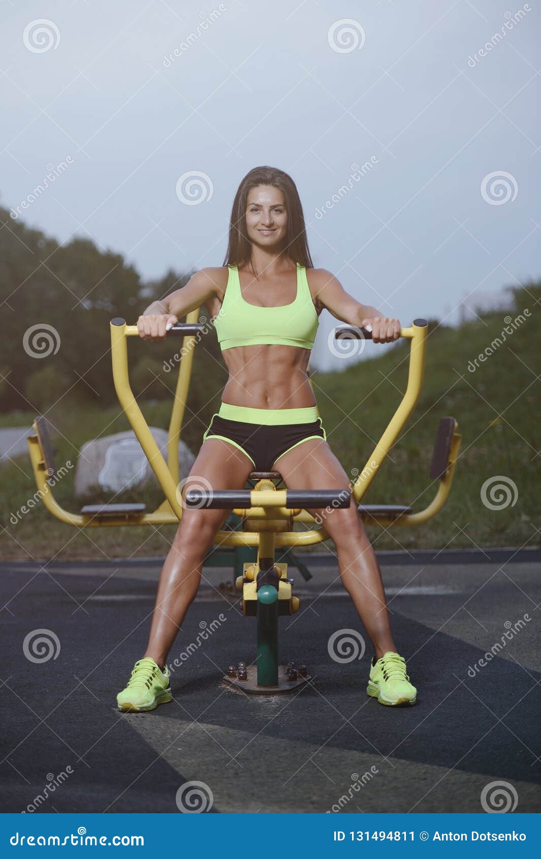Outdoor Sport Beautiful Strong Sexy Athletic Muscular Young Caucasian  Fitness Woman Workout Training In The Gym On Diet Pumping Up Abs Muscles  And Posing Bodybuilding Health Care And Fitness Body Bar Concept