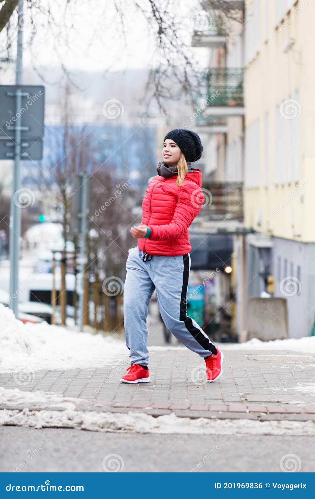 Woman Wearing Sportswear Exercising Outside during Winter Stock Photo -  Image of city, practice: 201969836