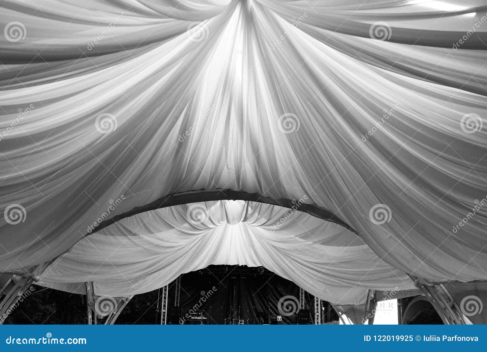 Outdoor Wedding Reception in Tent Stock Image - Image of exterior, bridal:  122019925