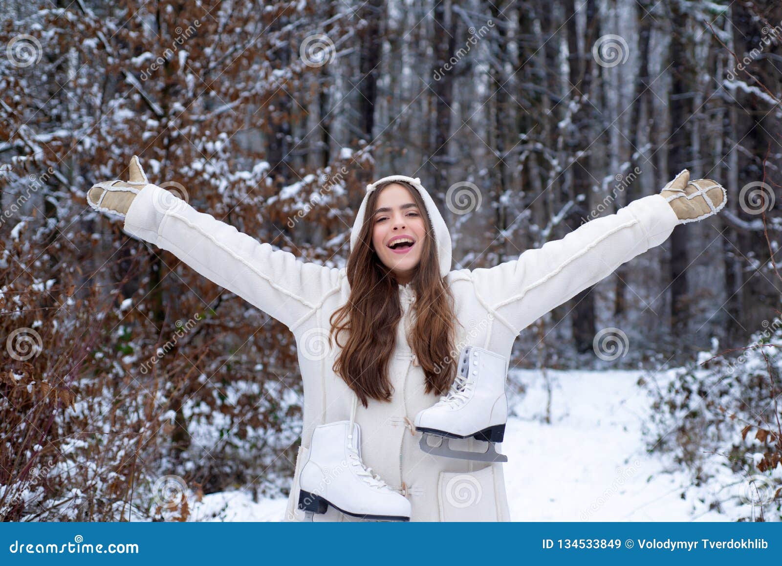 Jeune Jolie Femme Avec Des Vêtements D'hiver Concept Froid Et