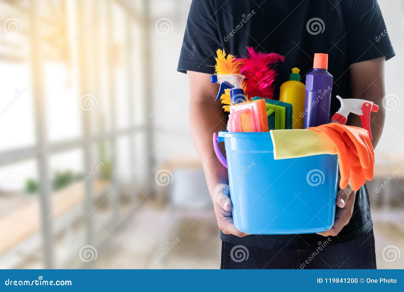 Outils De Nettoyage De Pièce Propre Et De Bureau De Concept De Service  D'homme Photo stock - Image du conception, caucasien: 119841200