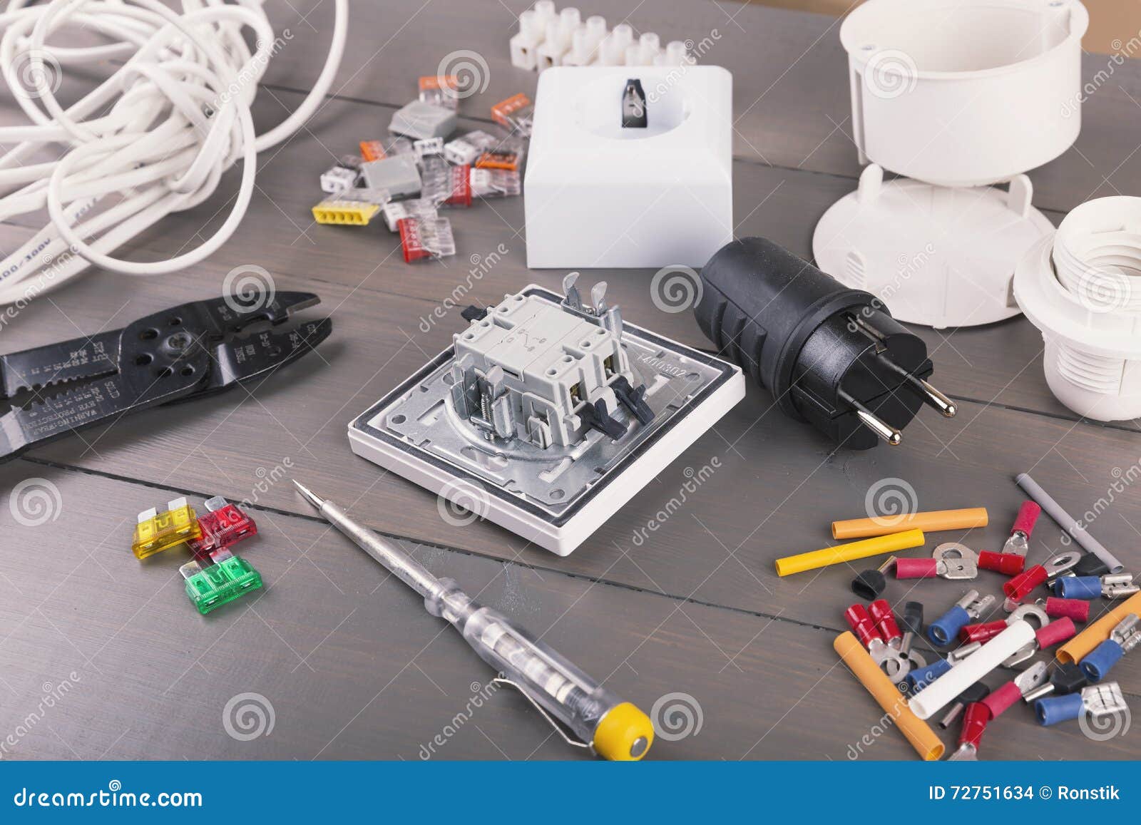 Outils Et Accessoires D'électricien Sur La Table En Bois Photo stock -  Image du connexion, câblage: 72751634