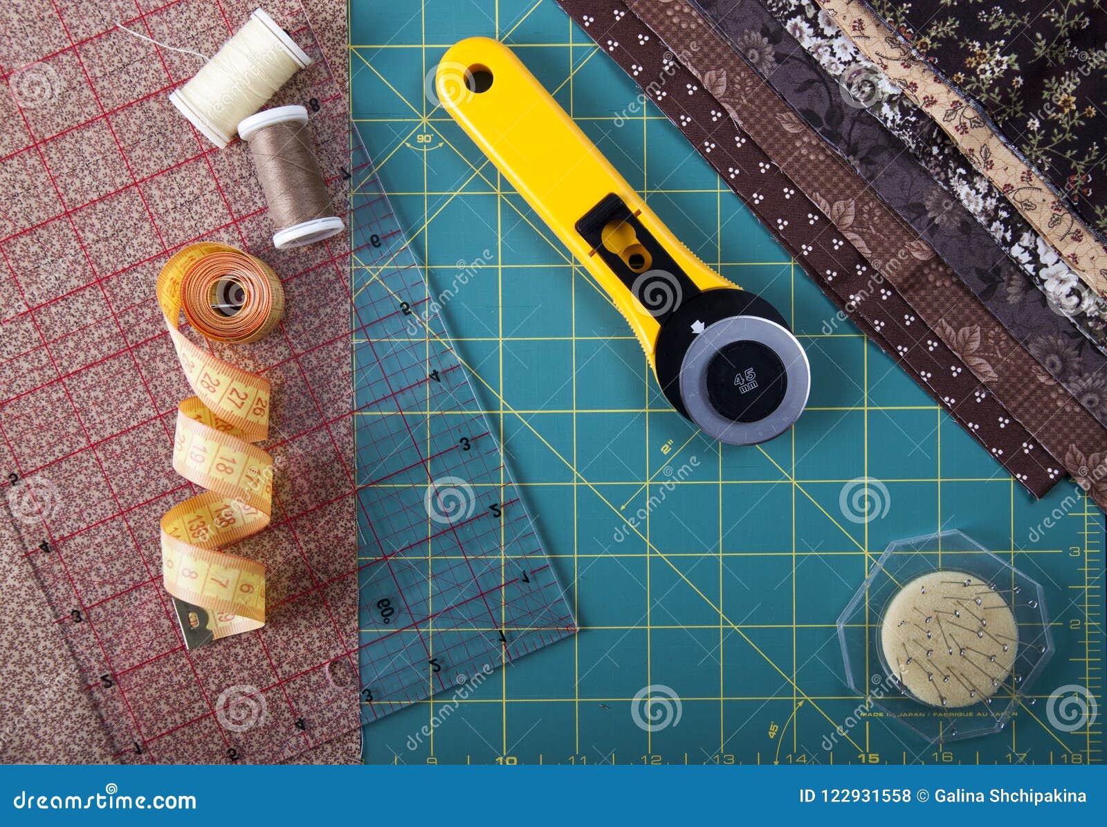 Outils Pour Le Patchwork Sur Le Tapis Pour Le Patchwork Photo stock - Image  du outil, couture: 122931558