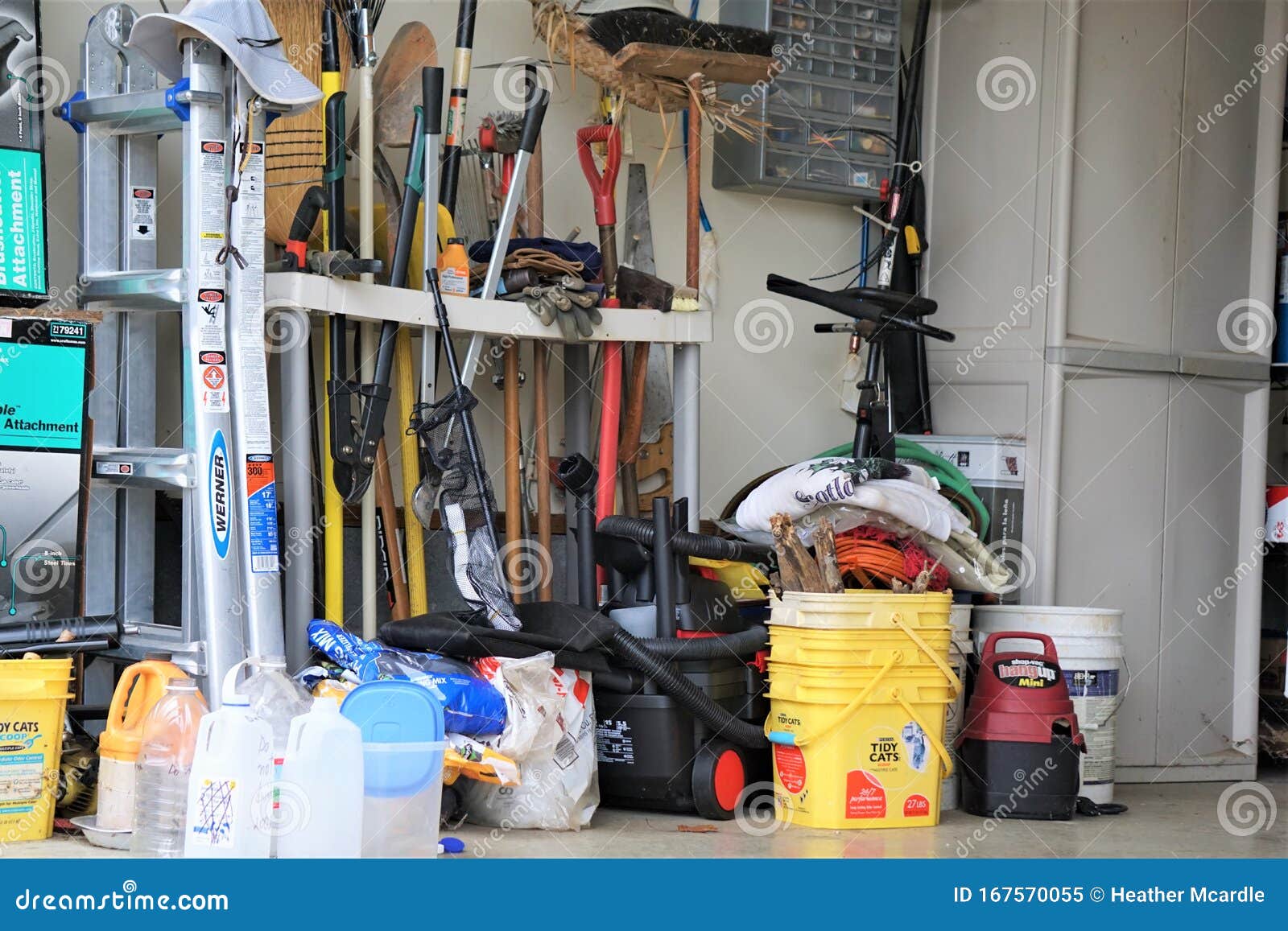 https://thumbs.dreamstime.com/z/outils-stockage-et-organisation-de-garage-d-%C3%A9quipement-la-maison-le-jardin-ont-rapport%C3%A9-des-l-vitesse-les-produits-chimiques-167570055.jpg