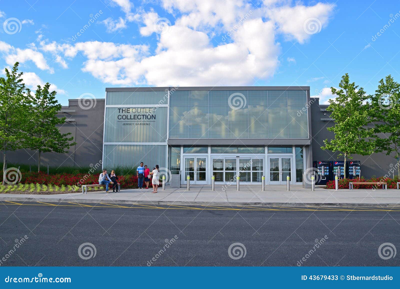 The Outlet Collection at Jersey Garden Editorial Stock Photo - Image of  building, glass: 43679433