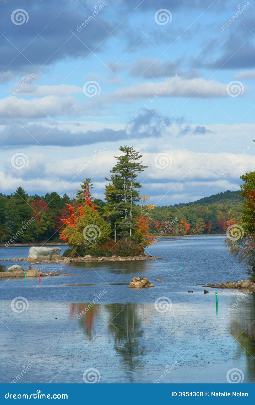 Outono em Maine. Cena colorida do lago fall em Maine com console no centro da foto