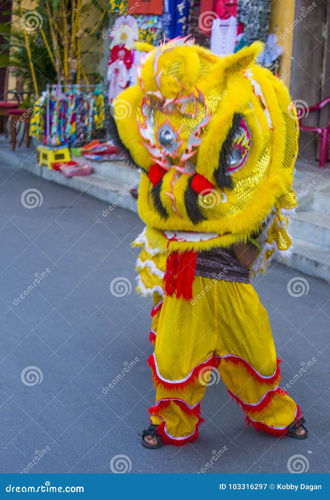 HOI, VIETNAME - 4 DE OUTUBRO: Participante em uma dança de leão durante o outono meados de festiaval em Hoi An, Vietname o 4 de outubro de 2017 que este festival da colheita comemorou pelo chinês e pelo vietnamita