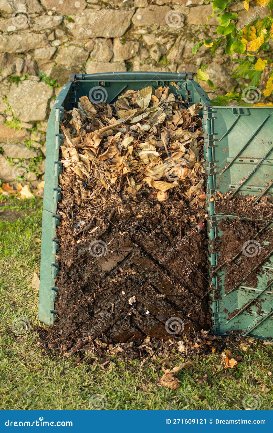 On a Ouvert Un Bac à Compost Extérieur Pour Extraire Du Compost