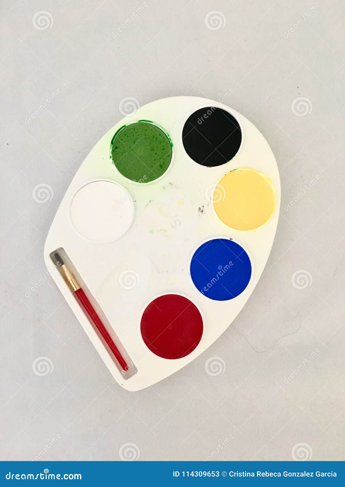 Ouvre les boules artistiques d'arts. L'artiste de brosse de palette de couleurs d'objet d'enfants de peinture d'arts d'art de métiers de métier badine des boules d'amusement de chercheur d'école