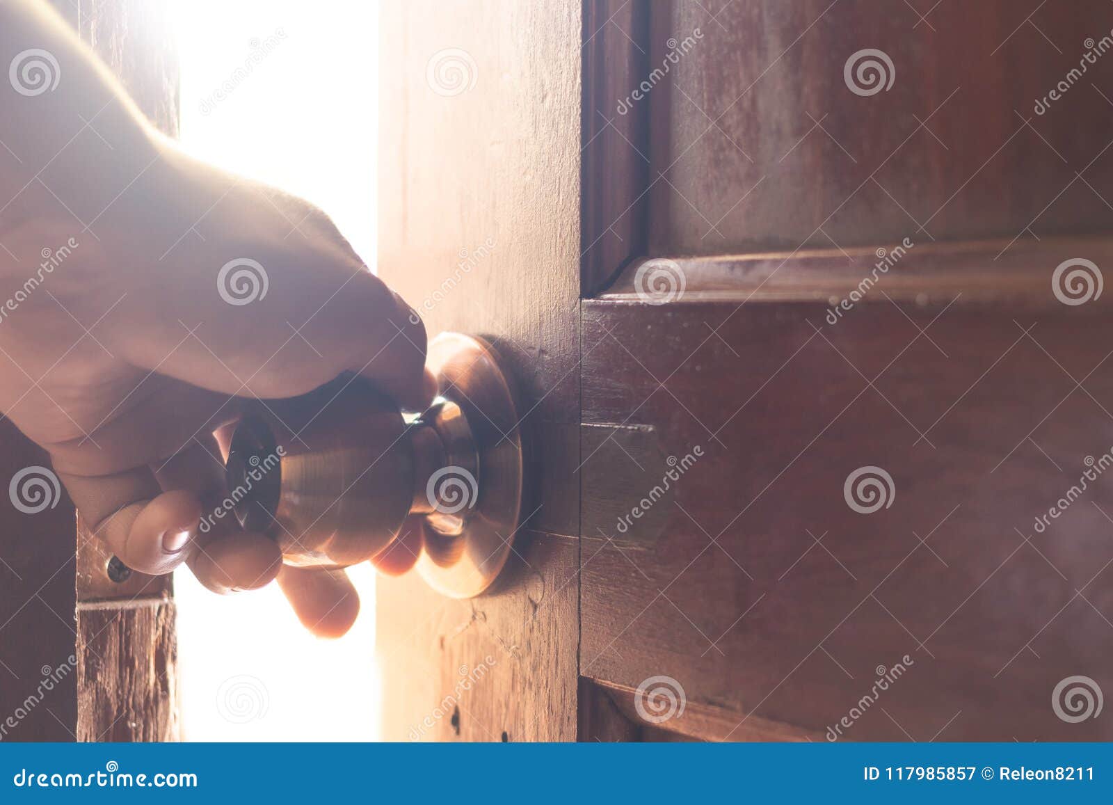 Une Photo D'une Porte Avec Une Lumière Dessus Qui Dit la Porte à Droite.