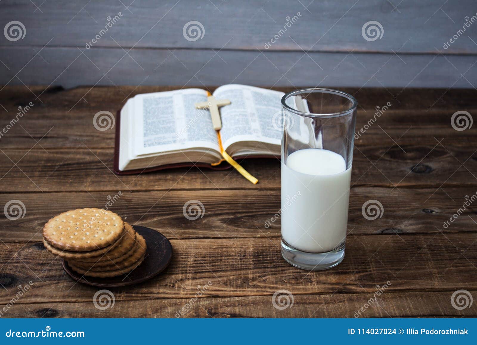 Ouvrez Les Biscuits Et Le Lait De Bible Photo stock Image du