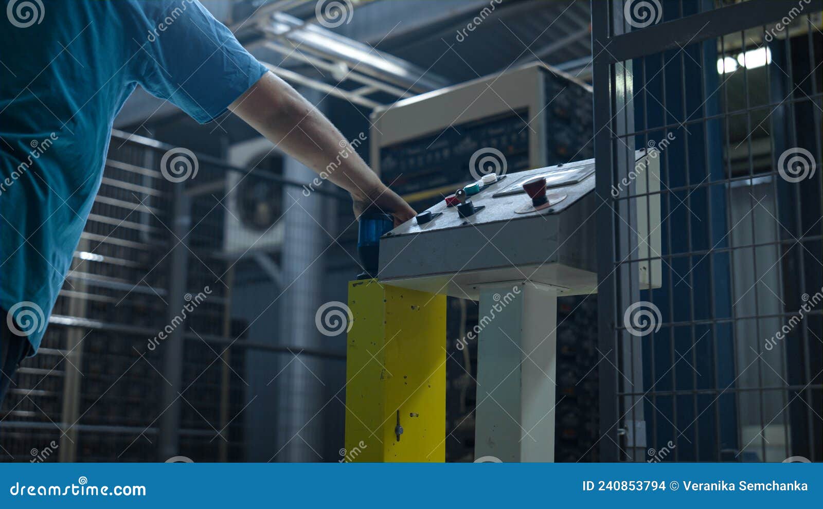 Ouvrier Démarrage Usine Mécanisme Tirer Levier Machine Technologique  Travail Photo stock - Image du livraison, empilement: 240853794