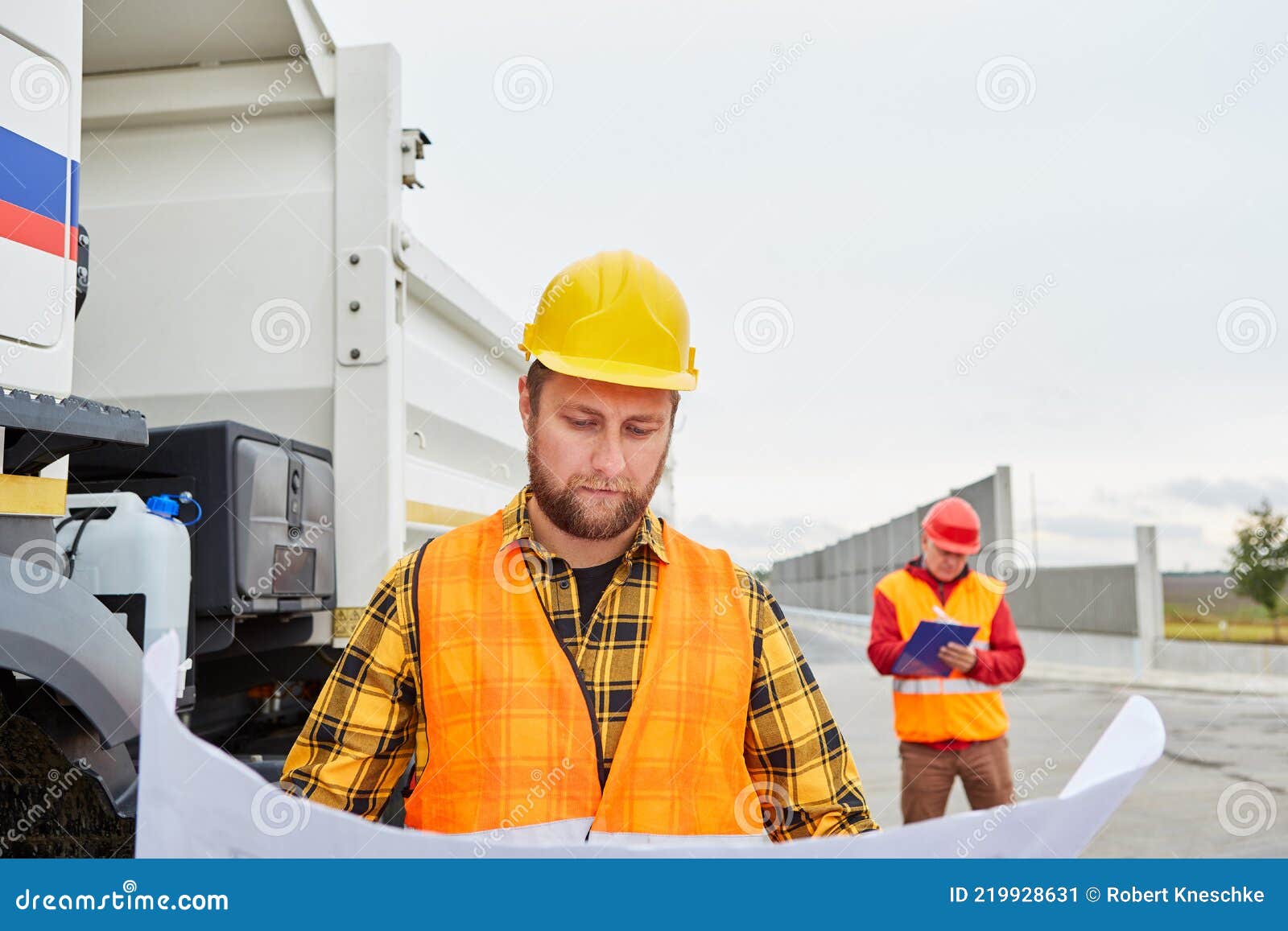 Gros Plan Sur Un Homme Méconnaissable Contremaître En Vêtements De Travail  Sur Un Chantier De Construction Banque D'Images et Photos Libres De Droits.  Image 174923751