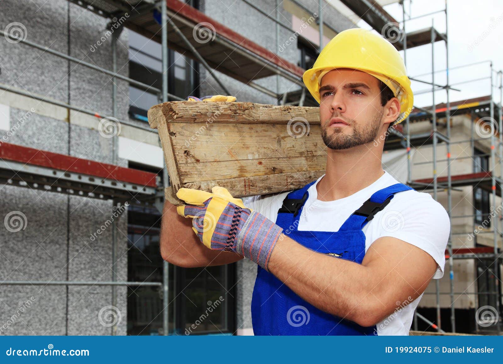 Ouvrier manuel sur le chantier de construction