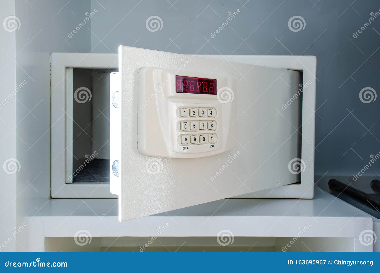 Ouvrir Un Coffre-fort Caché Dans L'armoire De L'hôtel Coffre De Sécurité Ou  Casier électronique Moderne à La Maison Image stock - Image du caché, clé:  163695967