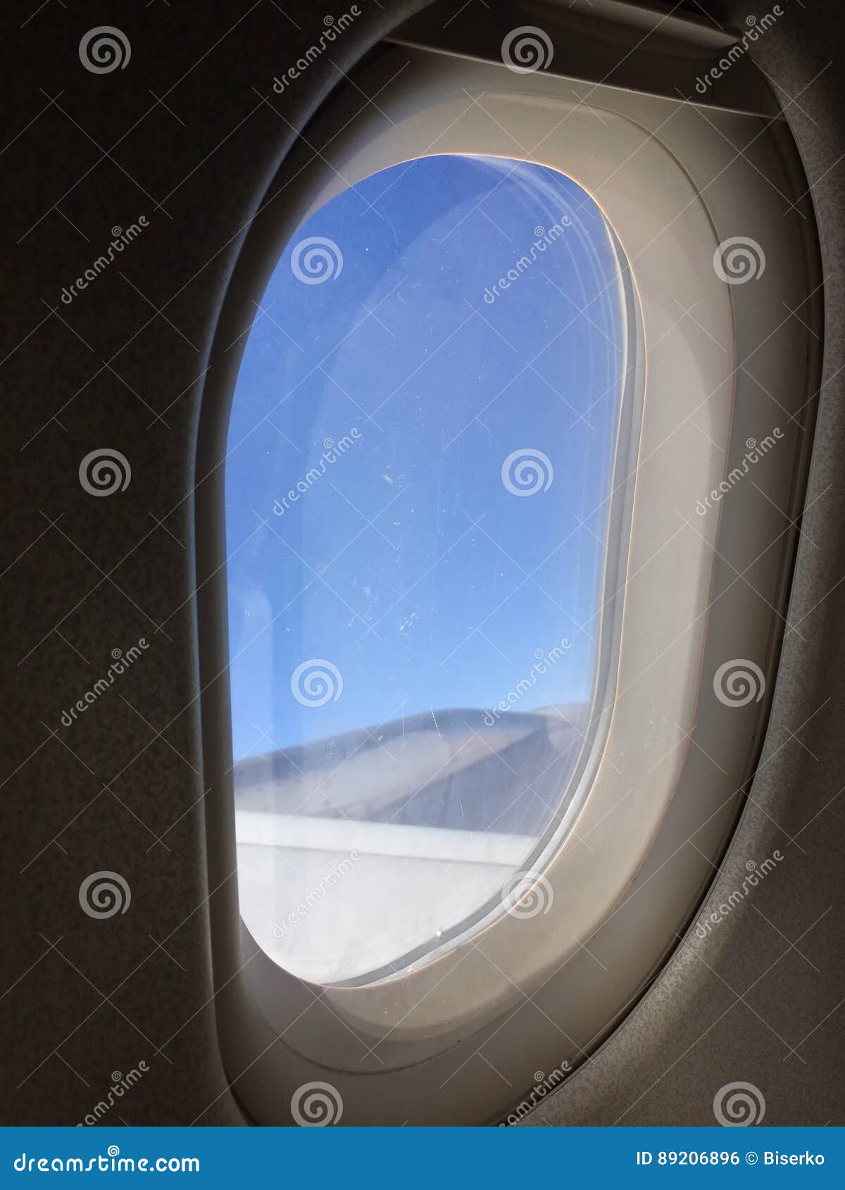 Ovales Fenster stockfoto. Bild von rund, druck, himmel