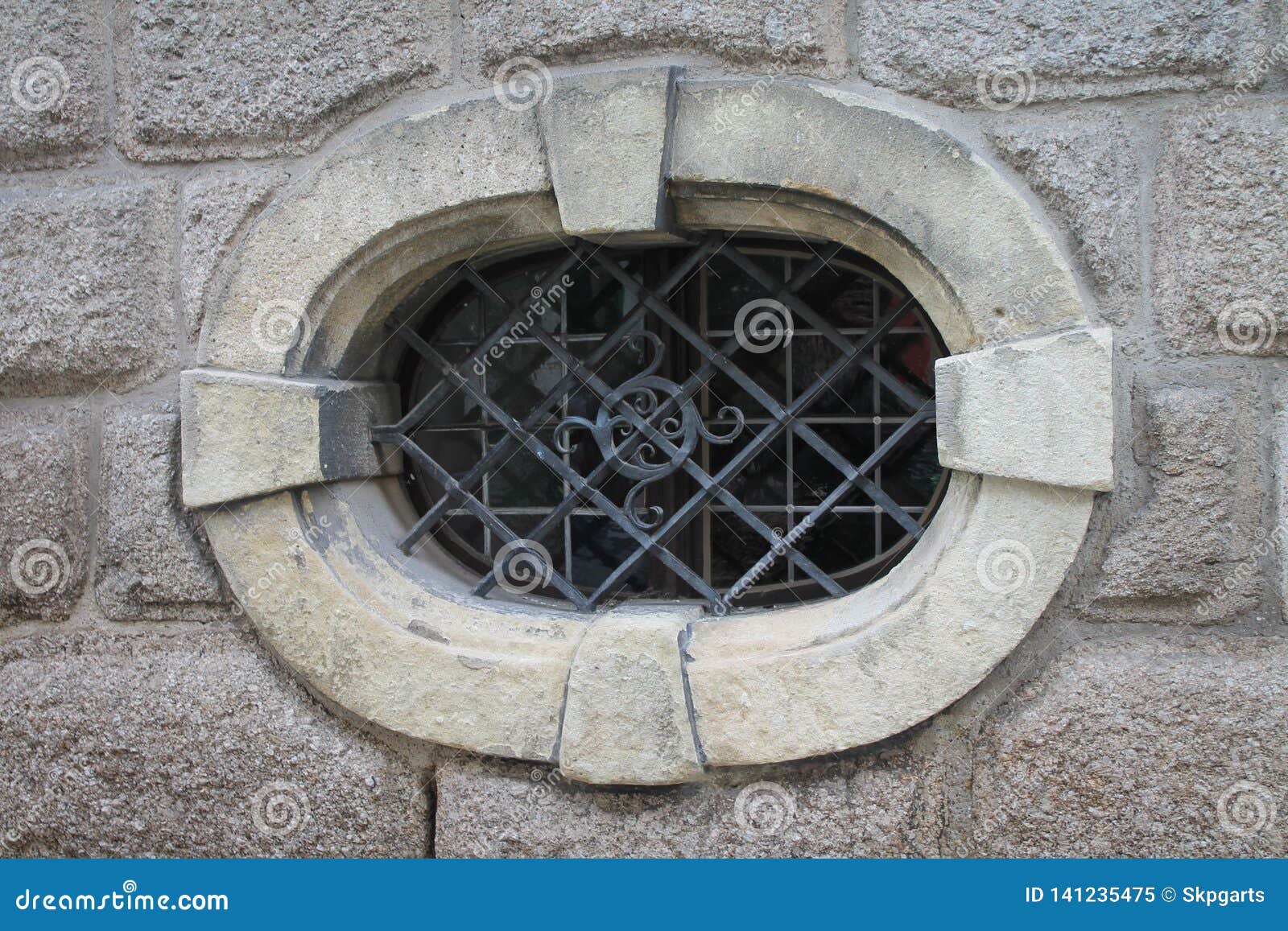 Ovales Fenster In Der Steinfassade Stockbild Bild von