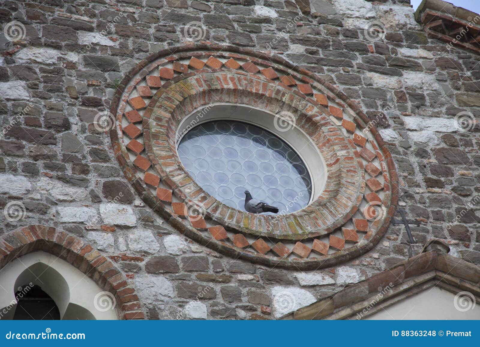 Ovales Fenster mit Taube stockfoto. Bild von rauh, lack