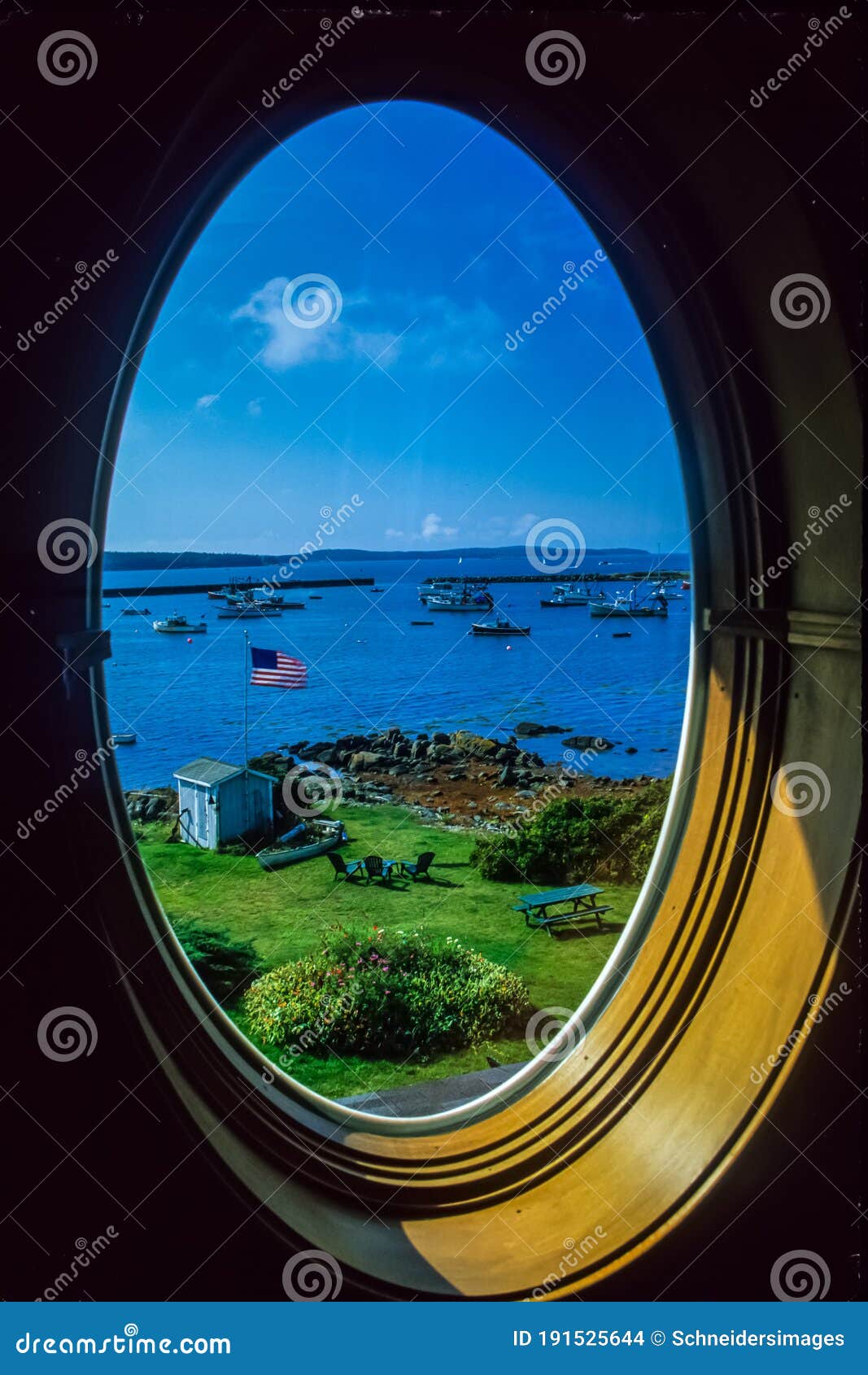 Ovales Fenster Zur MaineKüste Stockfoto Bild von lots