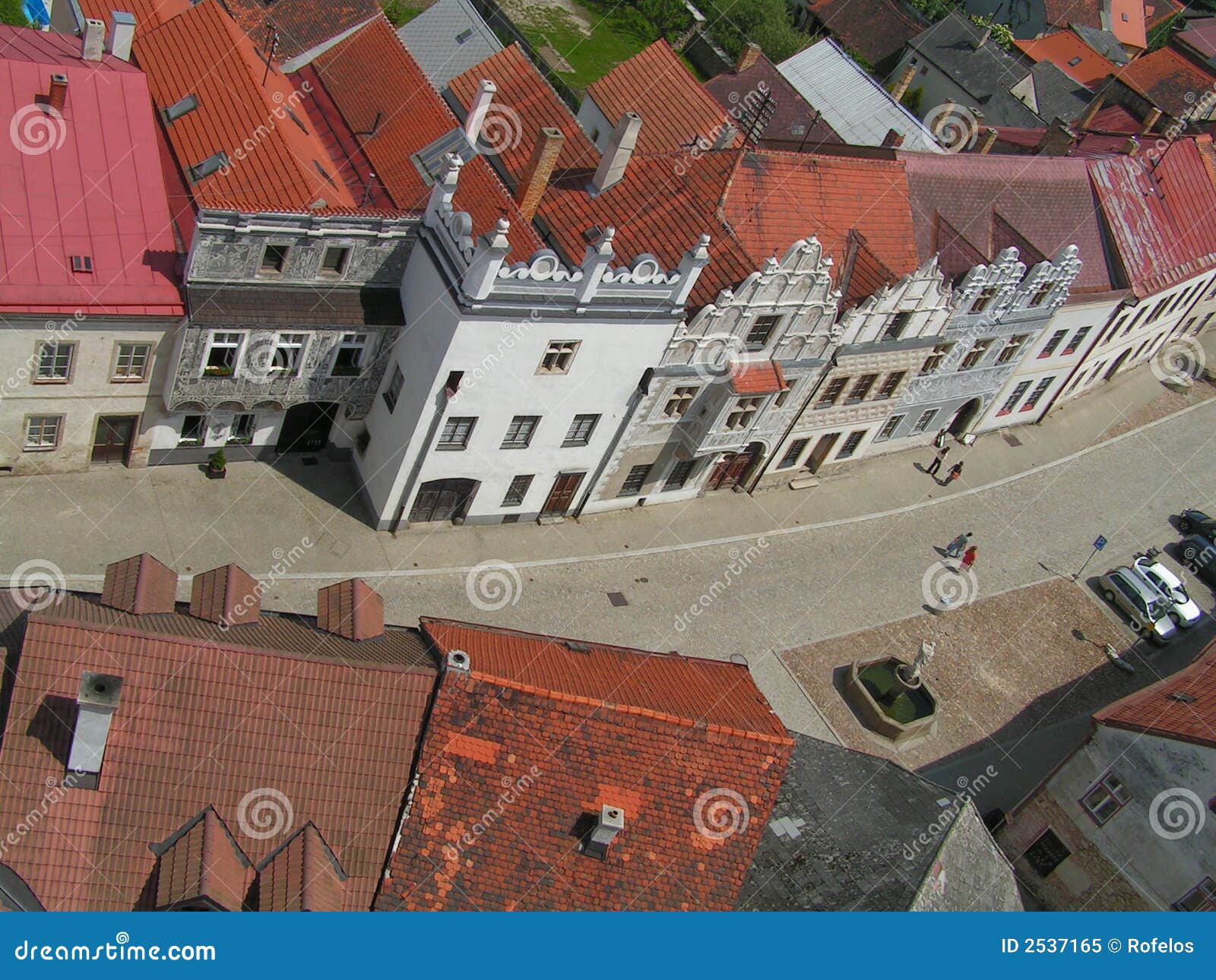 Ovanför gatan. Torn för stadshuvudfotograferat slavonicegata