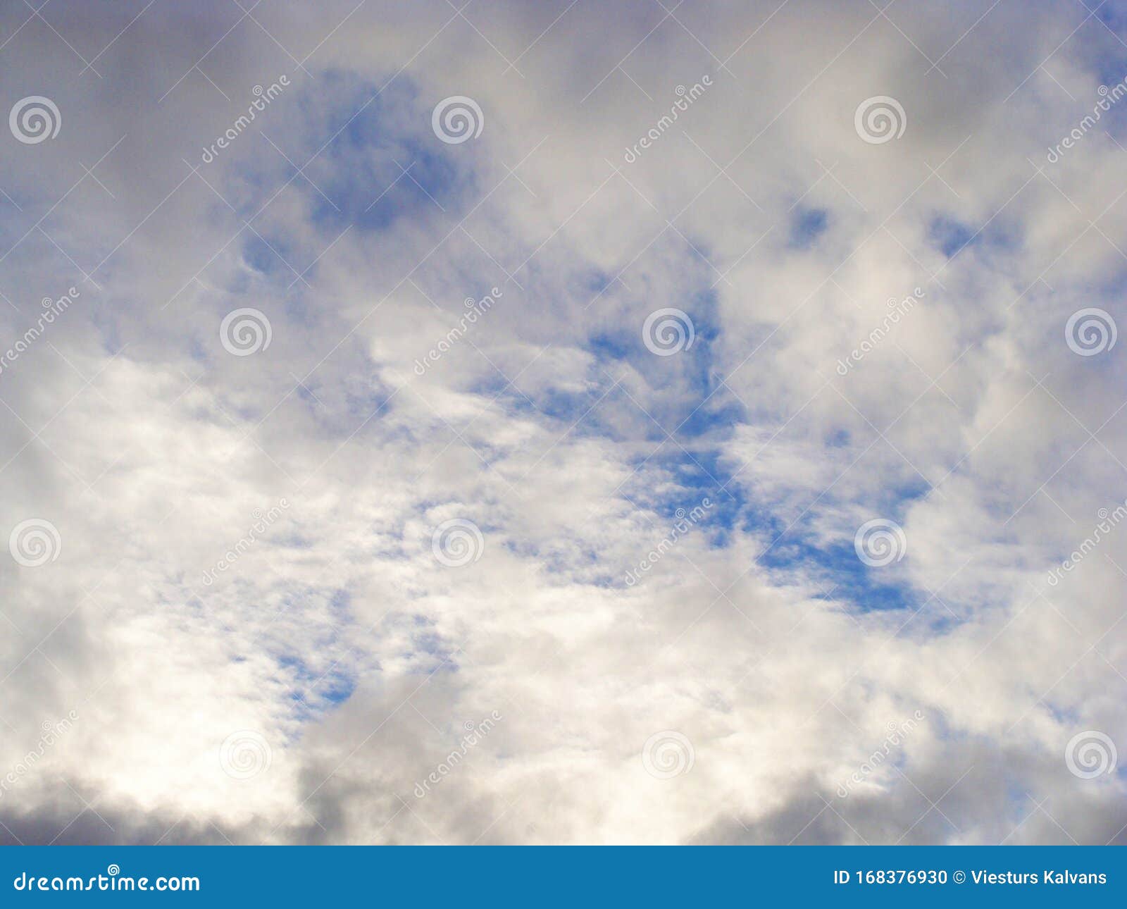 Overcast sky 2 库存照片. 图片包括有抽象, 云彩, 灰色, 空白, 背包