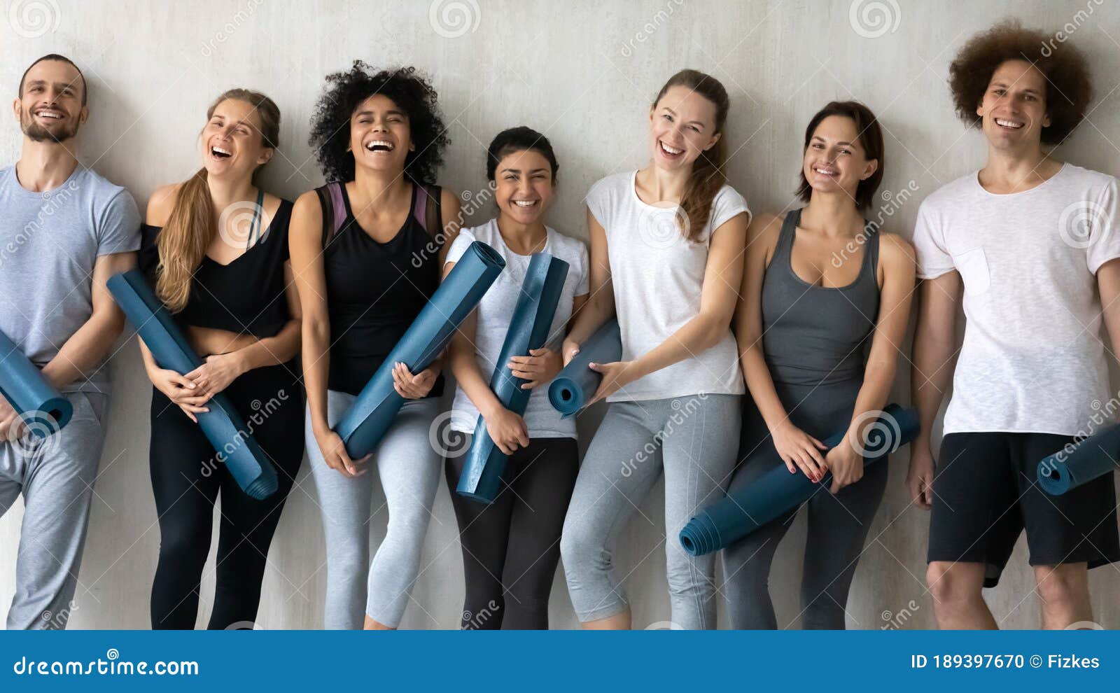 Skelne skæbnesvangre Flygtig Overjoyed Young Fit Healthy Mixed Race People Holding Rubber Mats. Stock  Photo - Image of mixed, hatha: 189397670