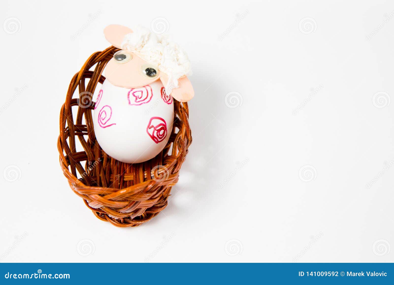 Overladen eierschalen als schip - lam in het nest - hand - maakte oostelijke decoratie op witte achtergrond