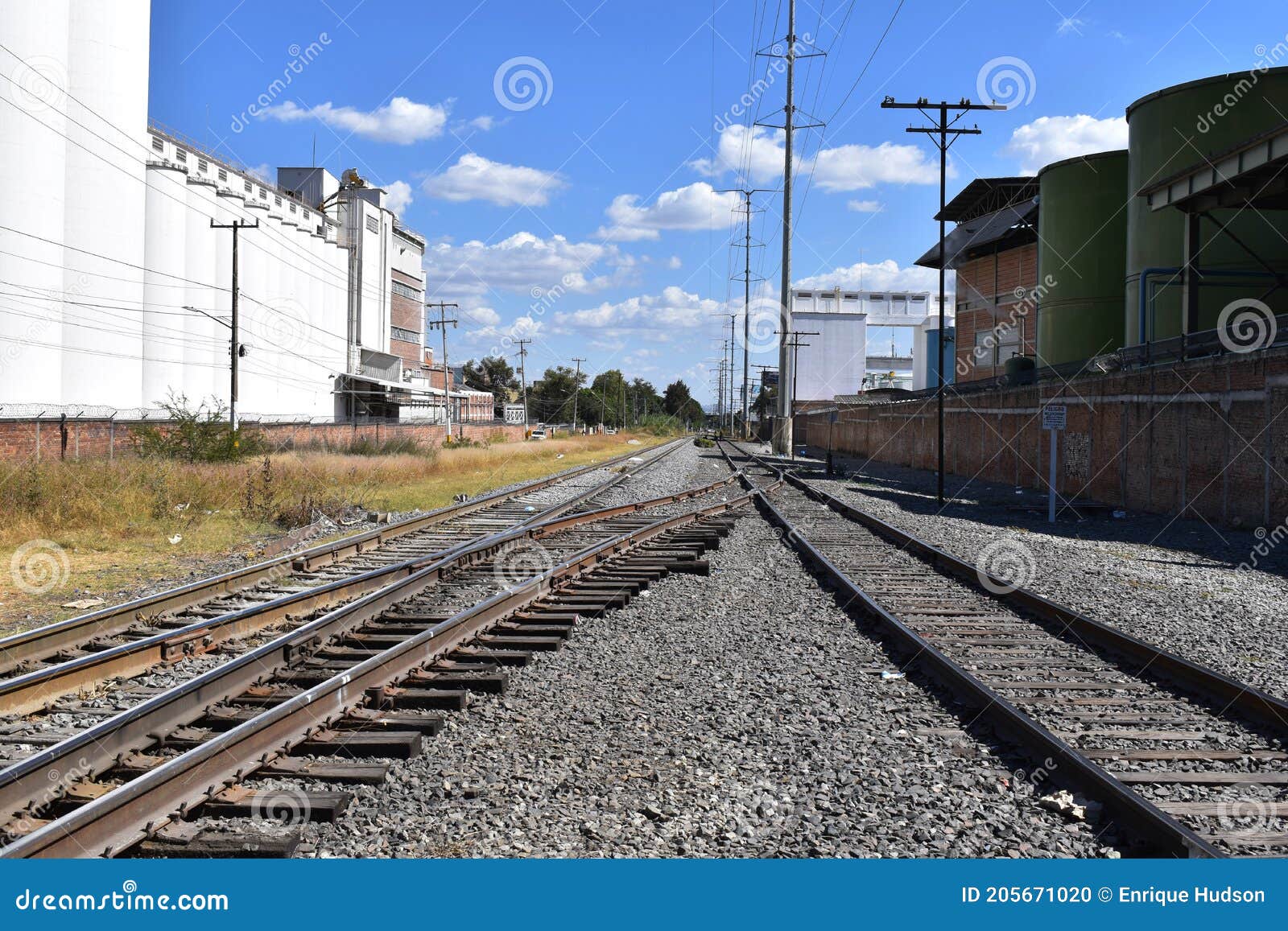 overland view of the crossing of the train tracks on inglaterra avenue