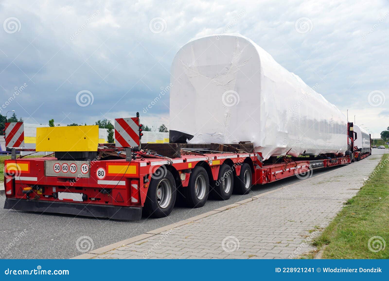 Heavy load, overloaded three-wheeler, … – License image – 70057708 ❘  lookphotos