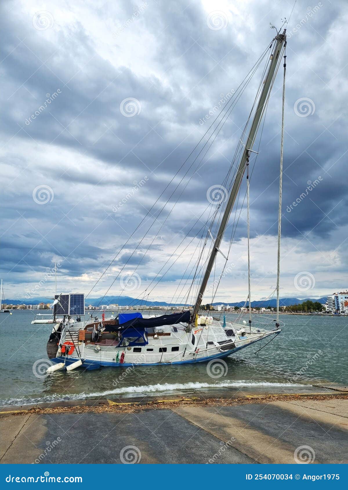 yacht overturned by wave