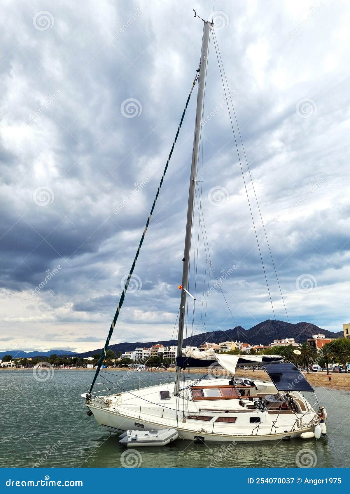 yacht overturned by wave