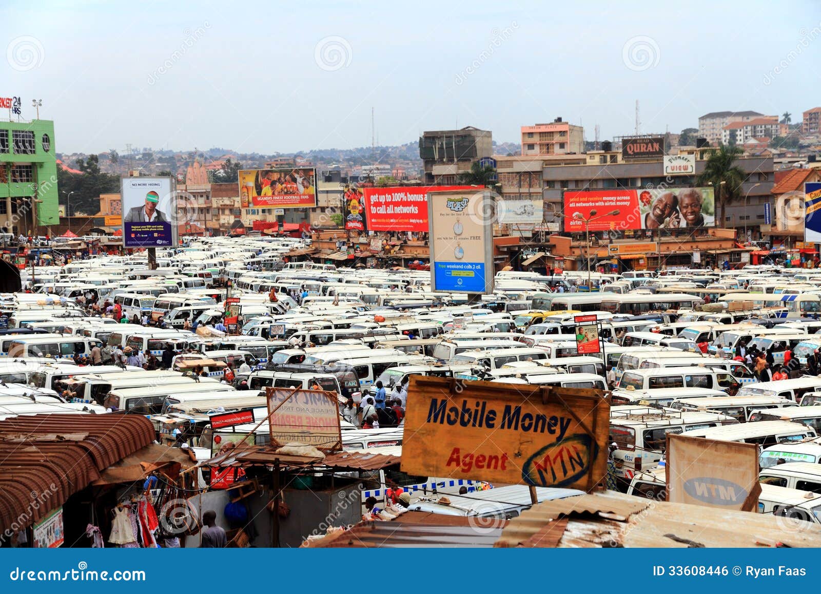 Overvolle Minibuspost. KAMPALA, OEGANDA - SEPTEMBER 28, 2012.  Honderden minibustaxis wachten in de overvolle centrale taxipost in Kampala, Oeganda op 28,2012 September.