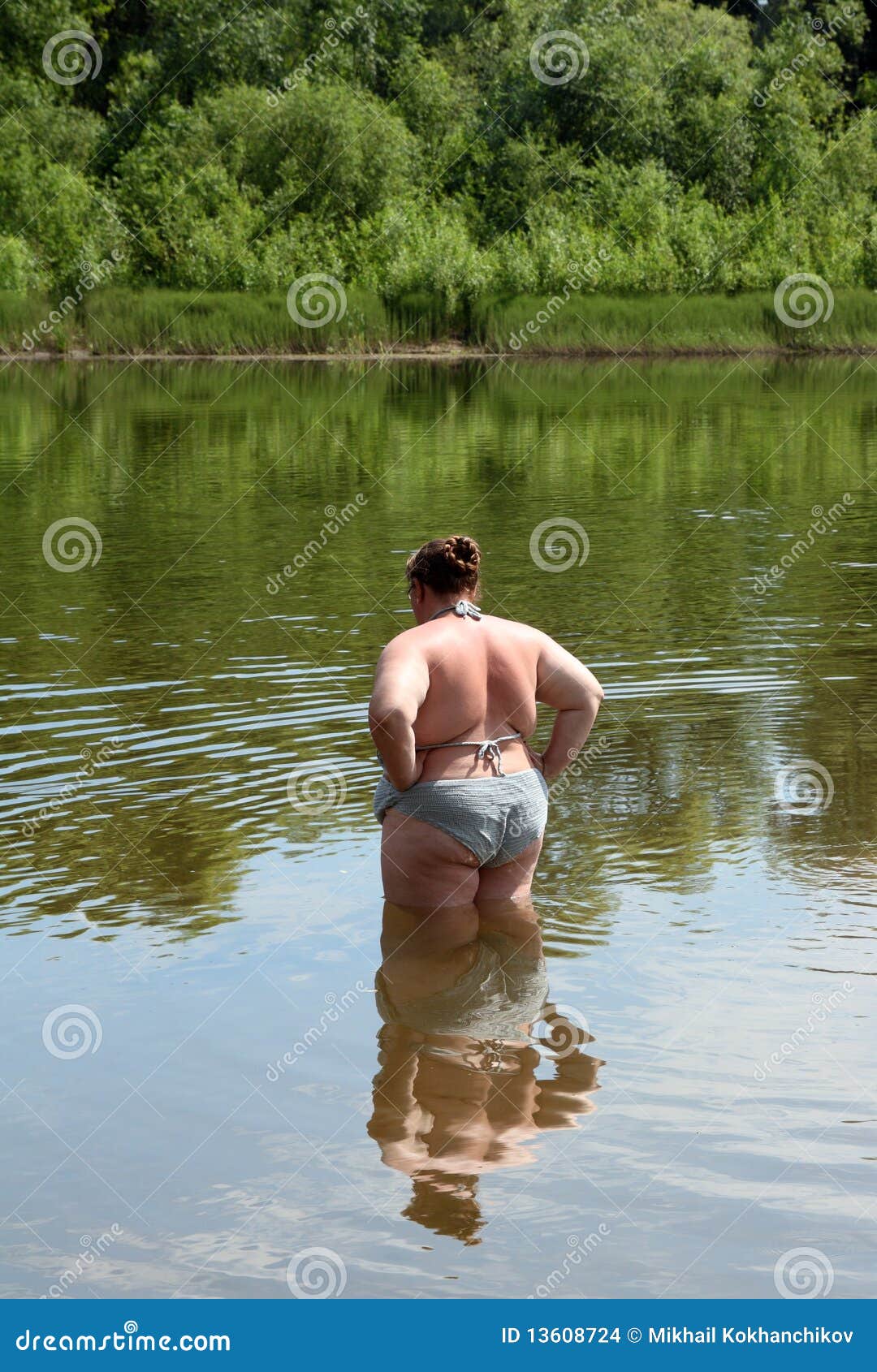 Толстуха в лесу. Женщины на речке. Жирные женщины на речке. Толстушка на реке. Русские толстушки на речке.