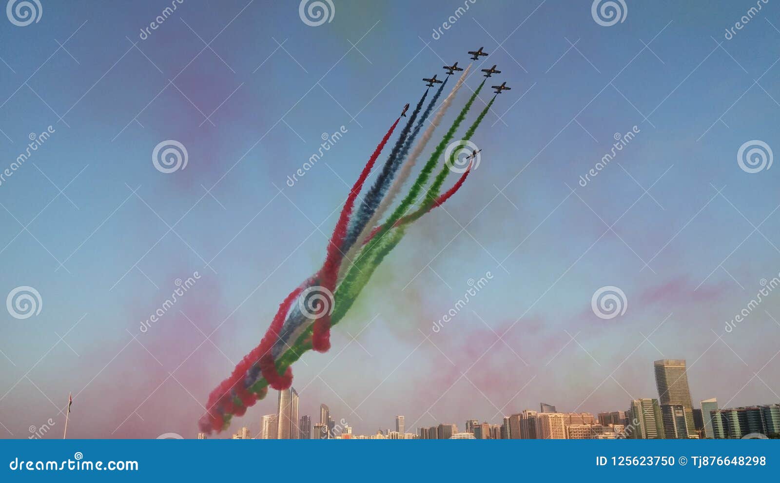 Overweldigende Airshow Stunts in Corniche, Abu Dhabi, De V.a.E ...
