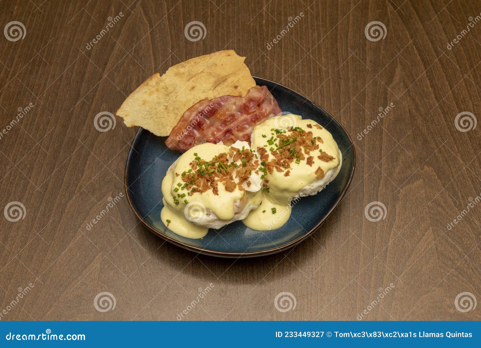 Café da manhã inglês no prato branco ovos com gema líquida