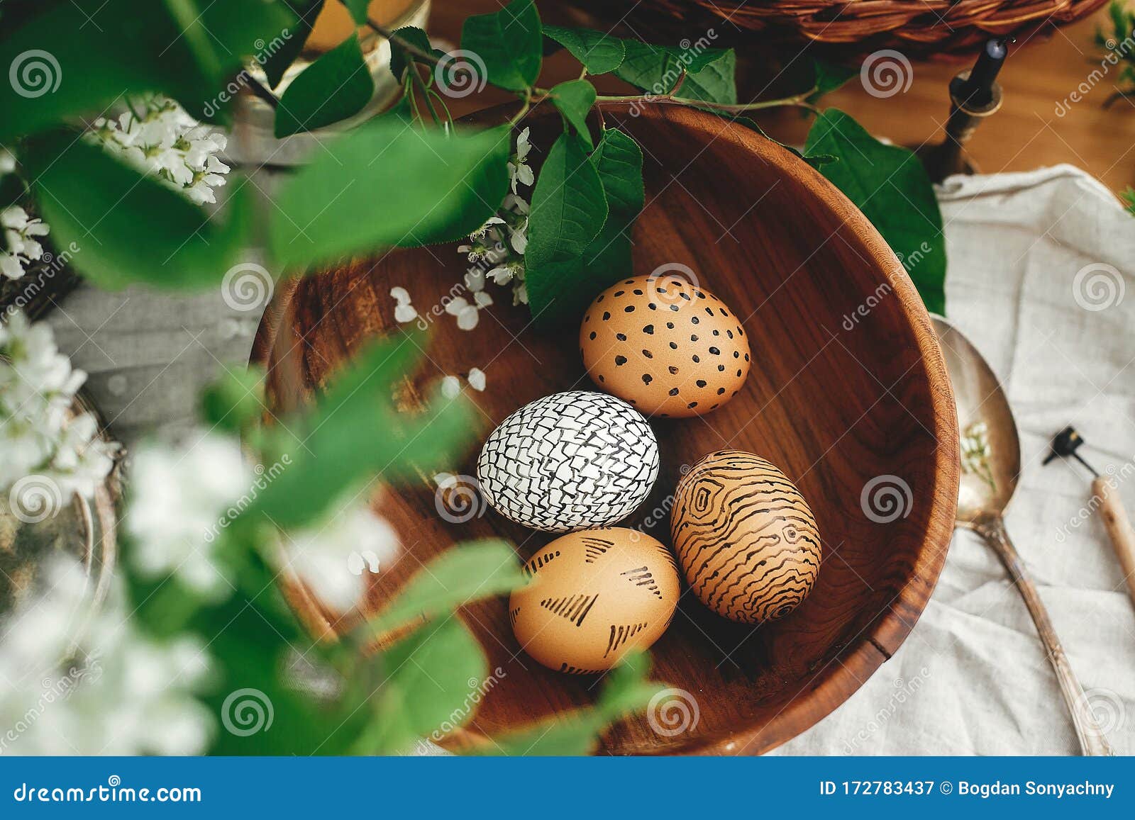 Ovos De Páscoa Naturais Pintados Com Cera Em Taças De Madeira Sobre Fundo De  Cesto De Madeira E Flores Brancas De Primavera Em Mes Imagem de Stock -  Imagem de filiais, festivo: