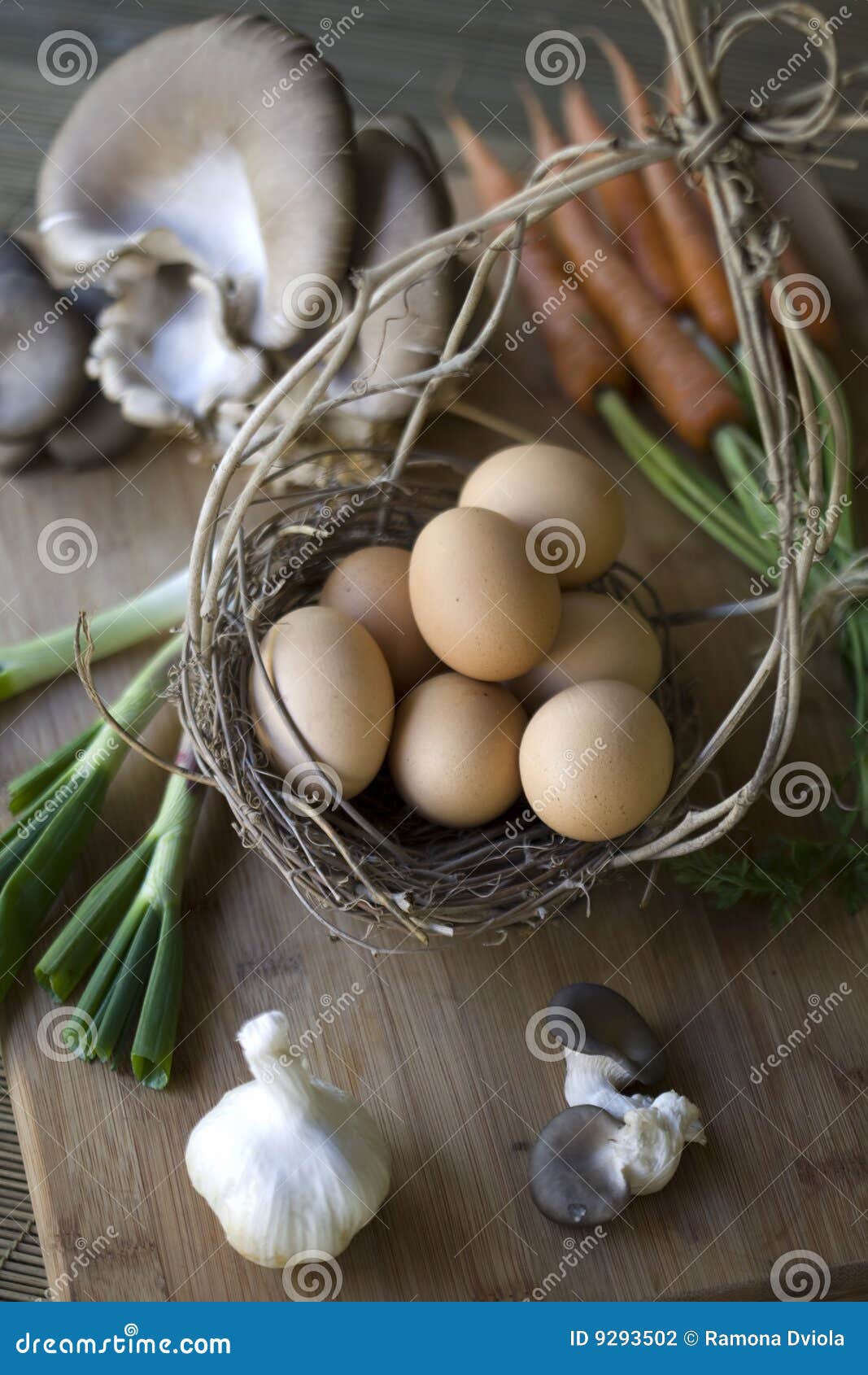 Ovos orgânicos frescos. Ovos, cogumelos, cenouras e alho frescos em uma placa de desbastamento