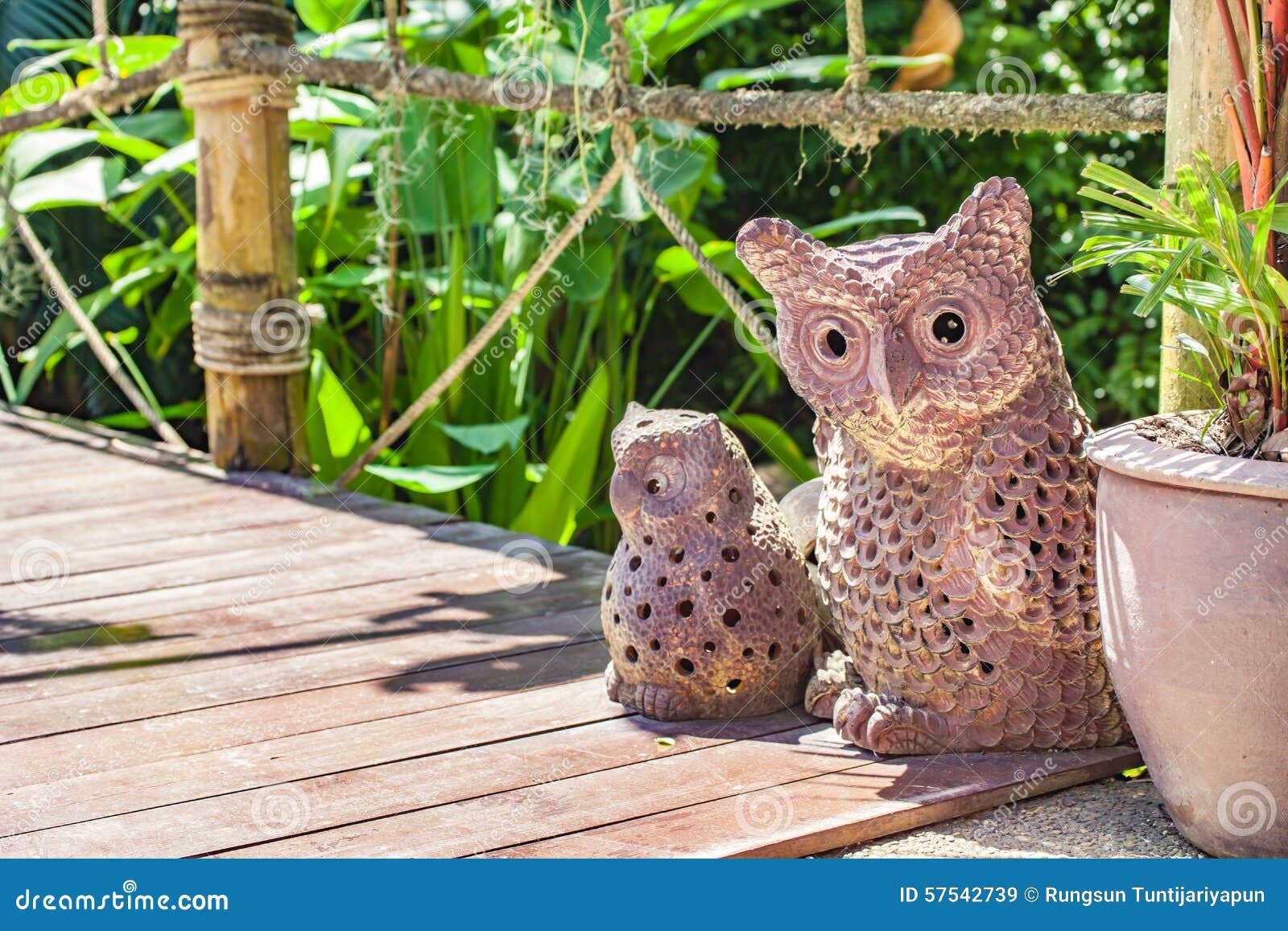 Owl Garden Decor image stock. Image du brun, culture 57542739