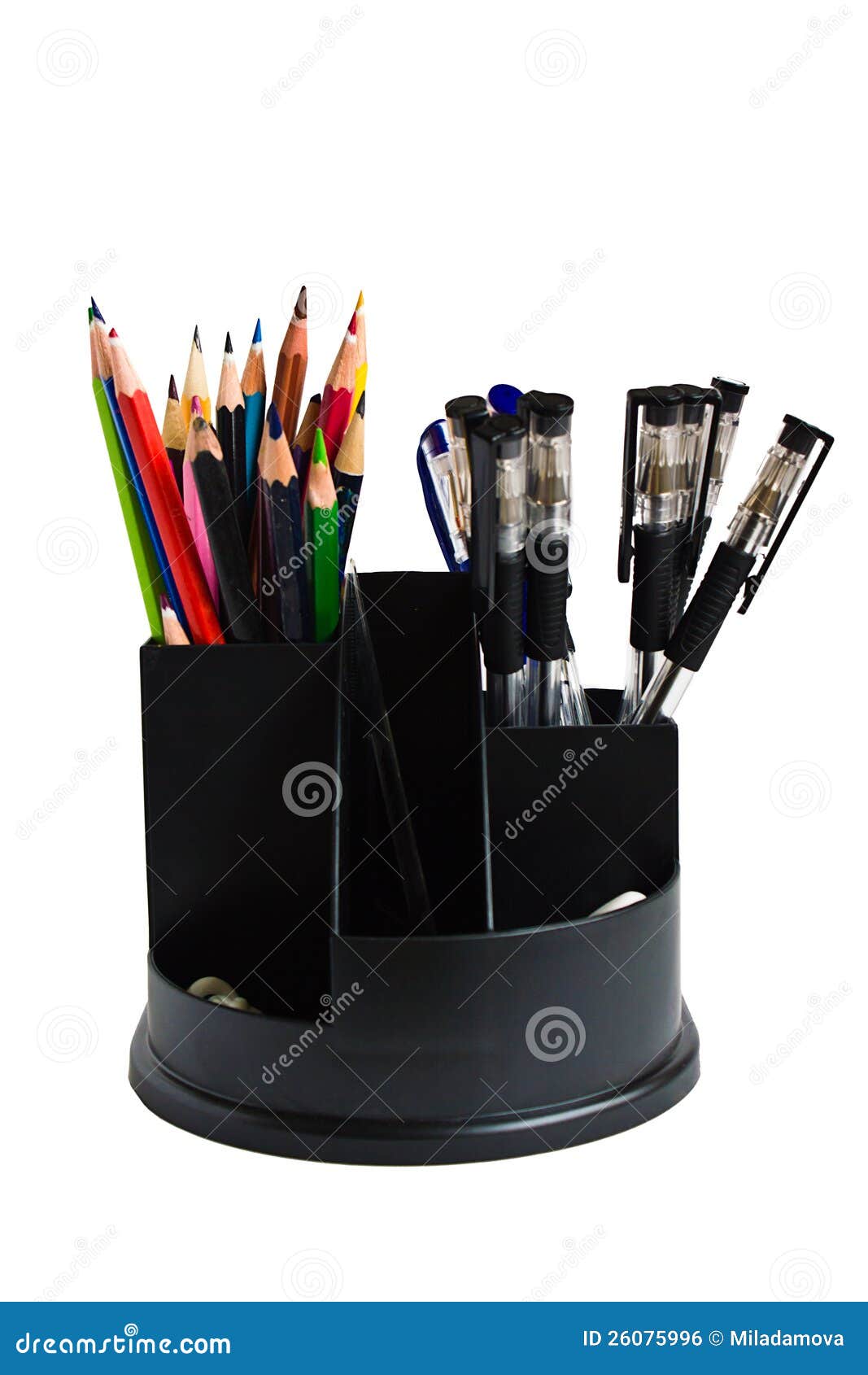 Barwioni ołówki i pióra w szkle na biały tle