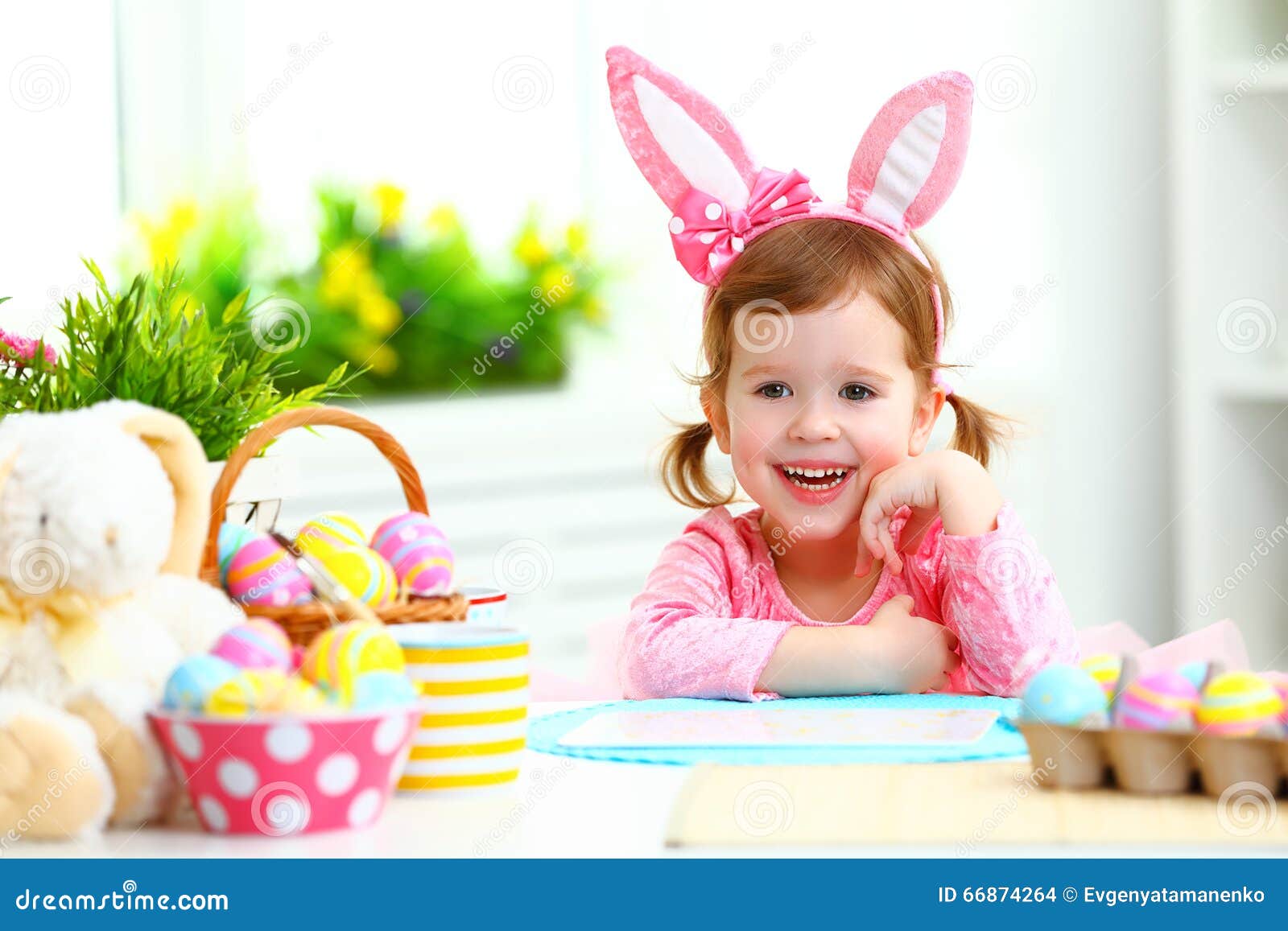 Pâques Fille Heureuse D'enfant Avec Des Oreilles De Lapin Avec Les Oeufs  Colorés Et Le F Photo stock - Image du pâques, chasse: 66874264