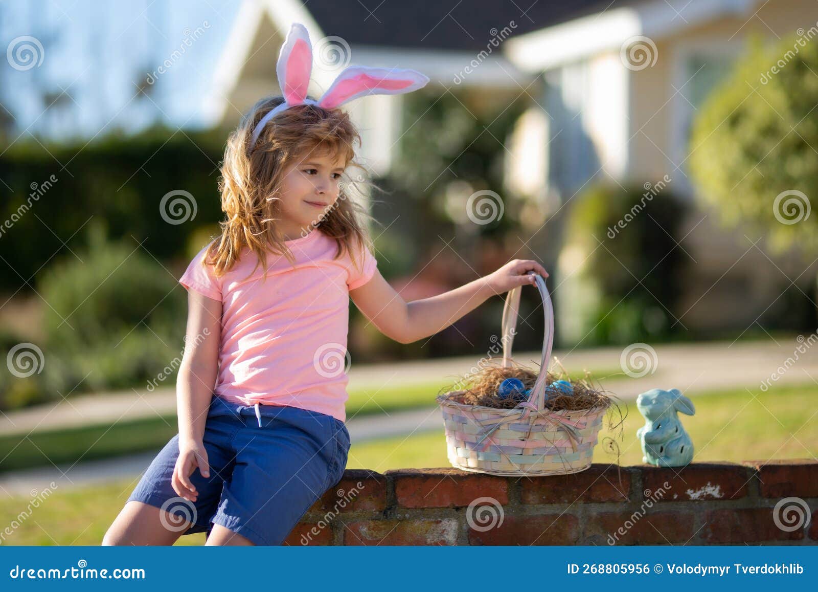 Les Enfants Avec Des Oreilles De Lapin Sur L'oeuf De Pâques