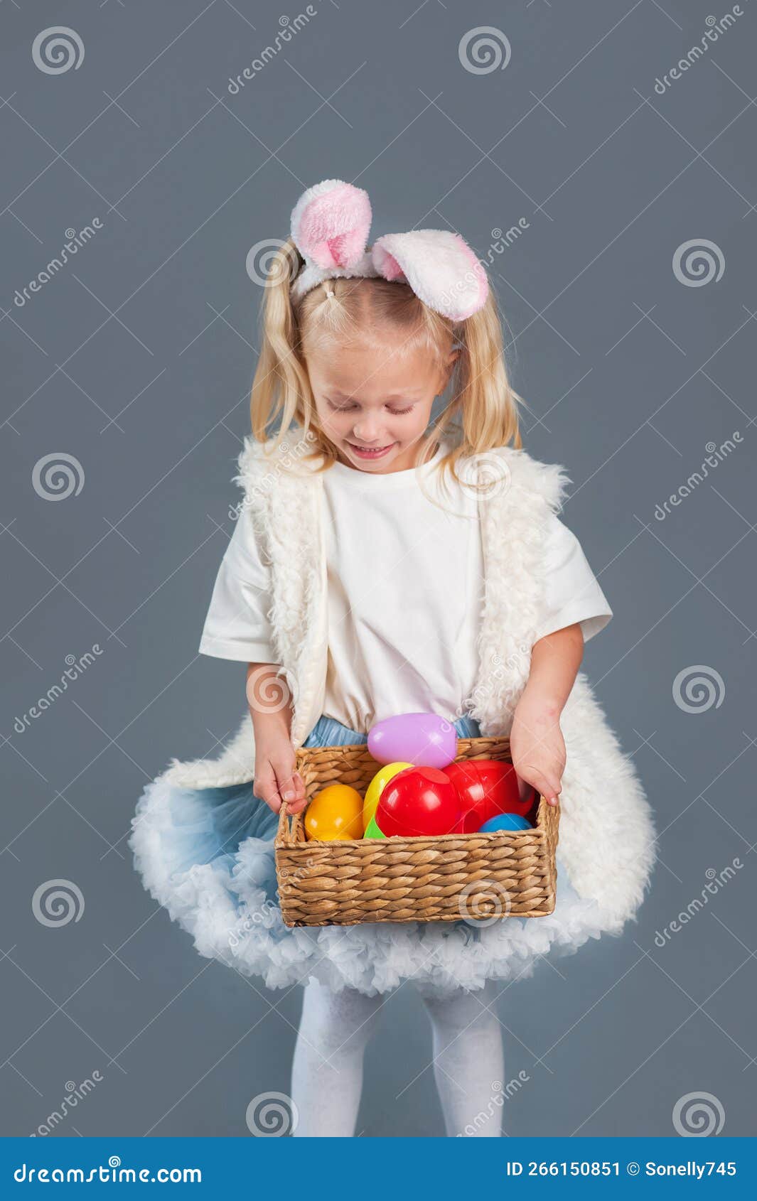 Pâques Heureux. Fille Avec Panier Pour Oeufs De Pâques Et Oreilles