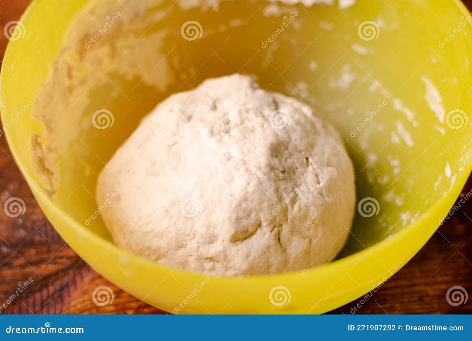 Pâte Ronde à Base De Levure De Farine Et D'eau Dans Le Bol. Pâte Cuite Pour  La Cuisson Du Pain Ou De La Pizza Photo stock - Image du boulanger, fermer:  271907292