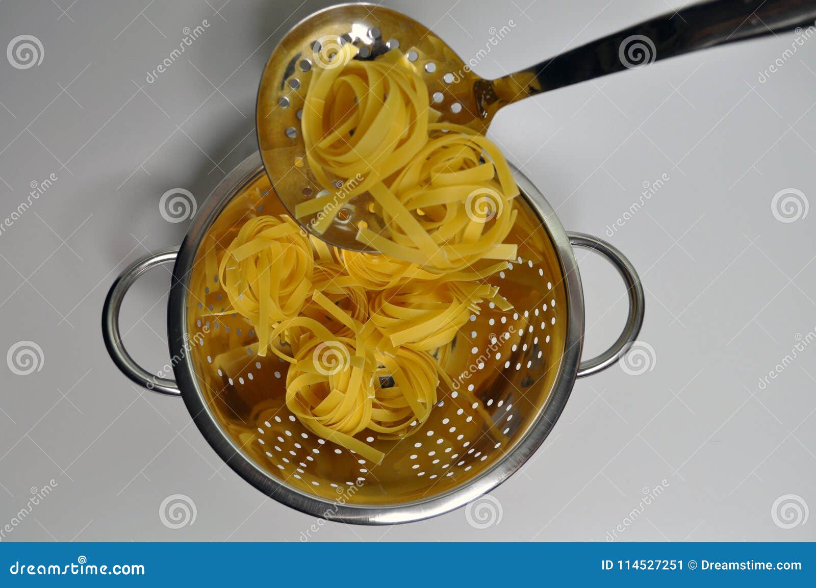 Pâtes Dans Une Passoire Et Avec Une Cuillère Image stock - Image du poivre,  cuisine: 114527251