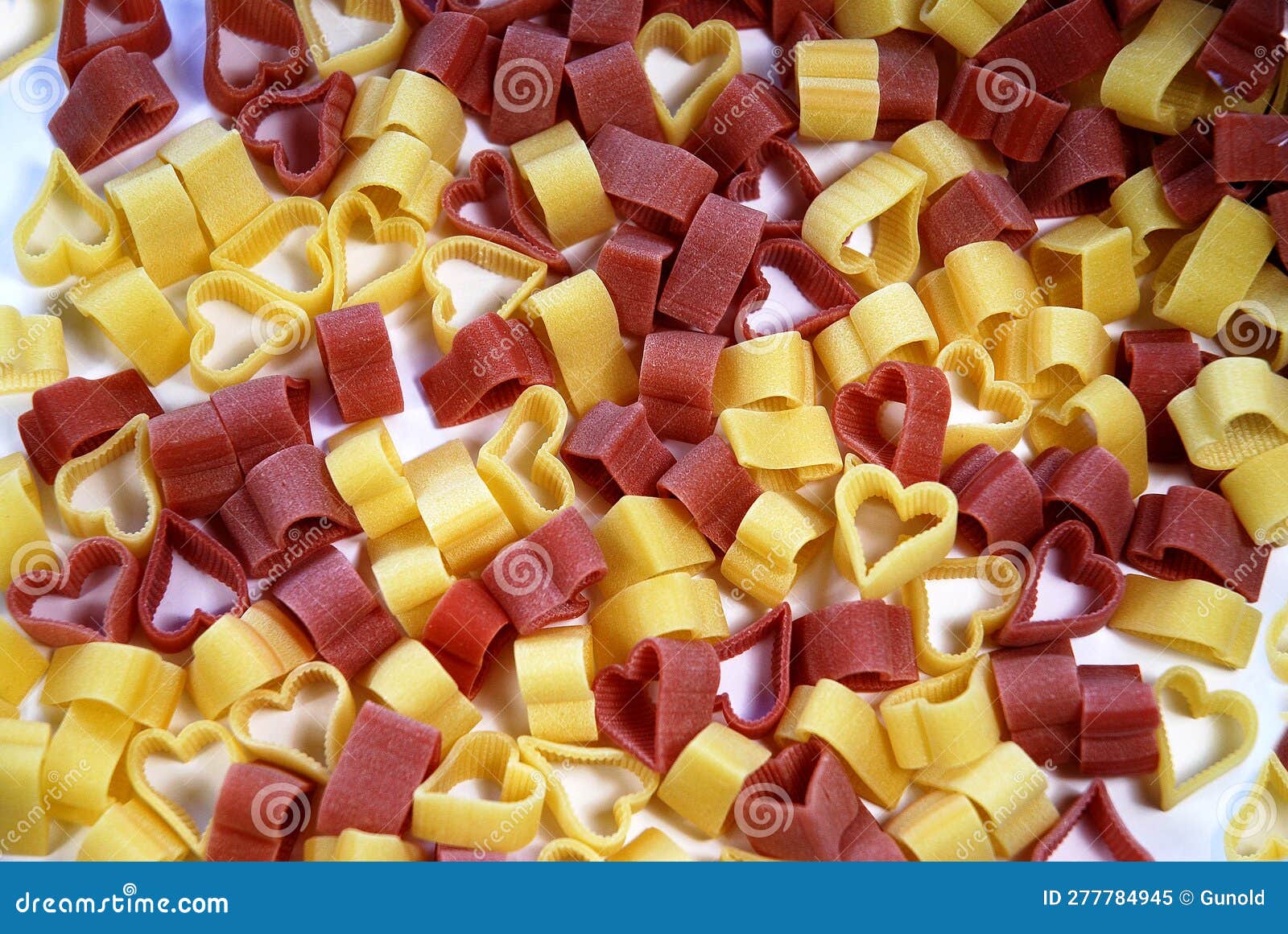 Pâtes En Forme De Coeur En Jaune Et Rouge Image stock - Image du