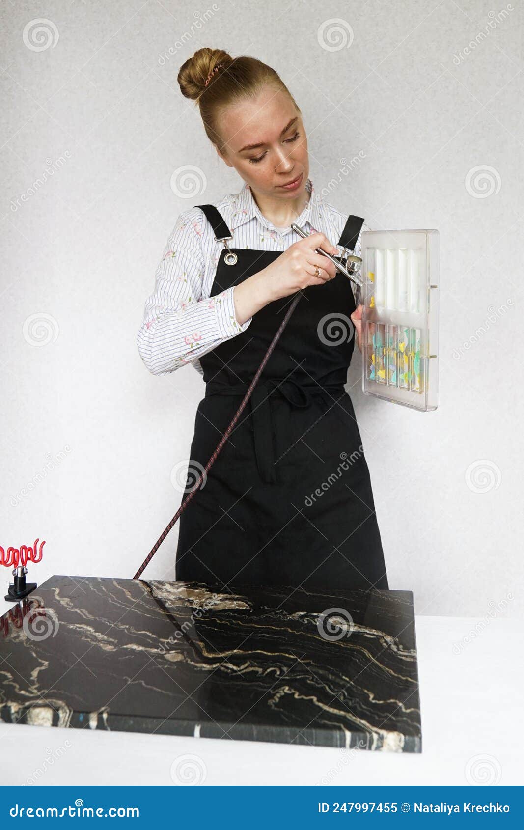 Pâtisserie Féminine Vaporise De La Peinture Alimentaire Avec Une Aérographe  De Pâtisserie Image stock - Image du main, liquide: 247997455