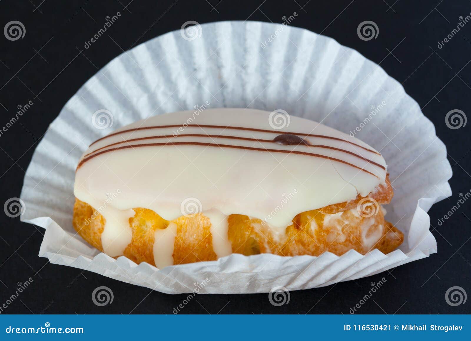 Pâtisserie, Glaçage Blanc Trempé, Avec Des Rayures De Chocolat Image stock  - Image du fête, calories: 116530421
