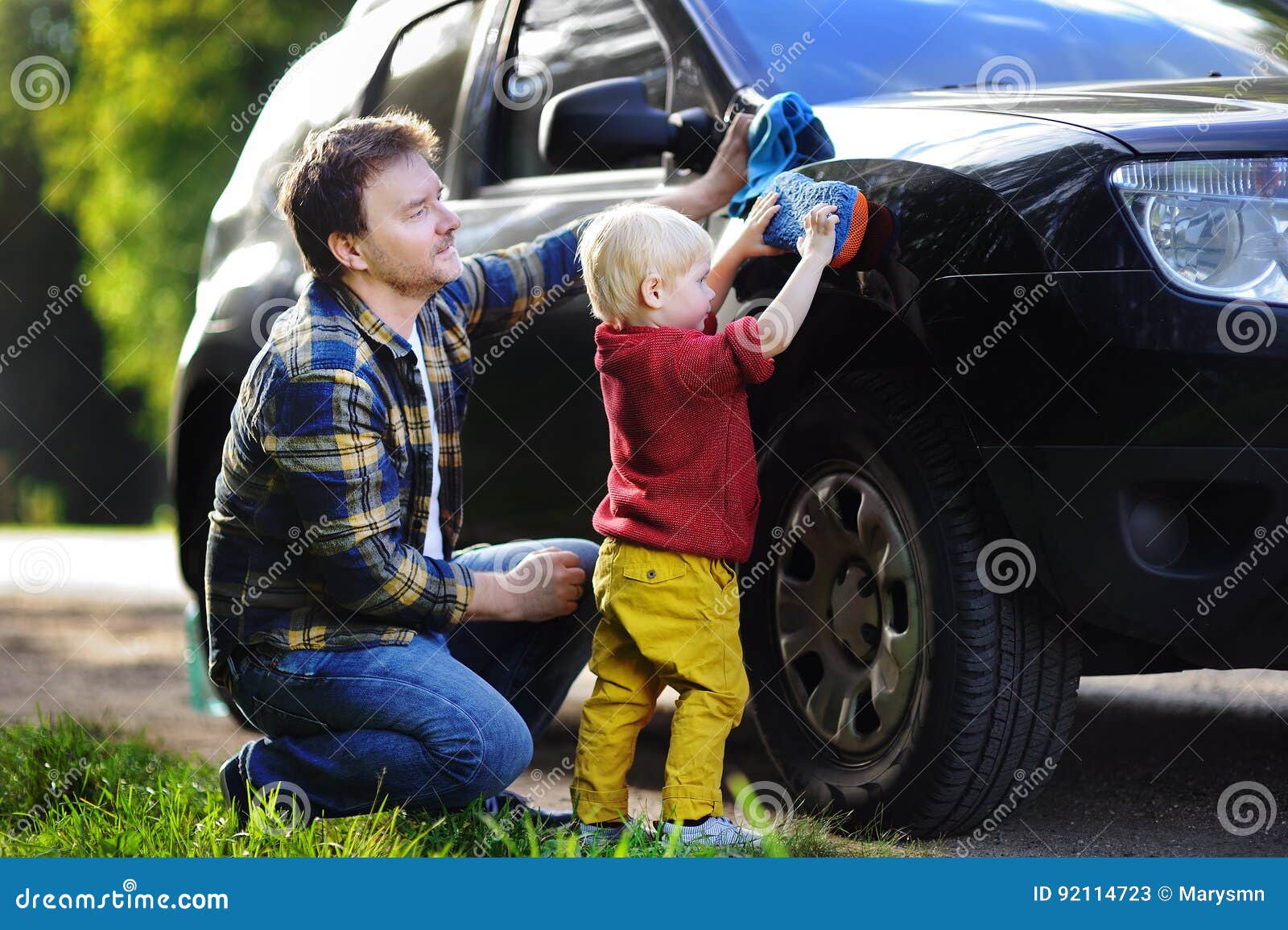 Le Garçon Pousse Une Voiture D'enfant Photo stock - Image du frais,  heureux: 103769904