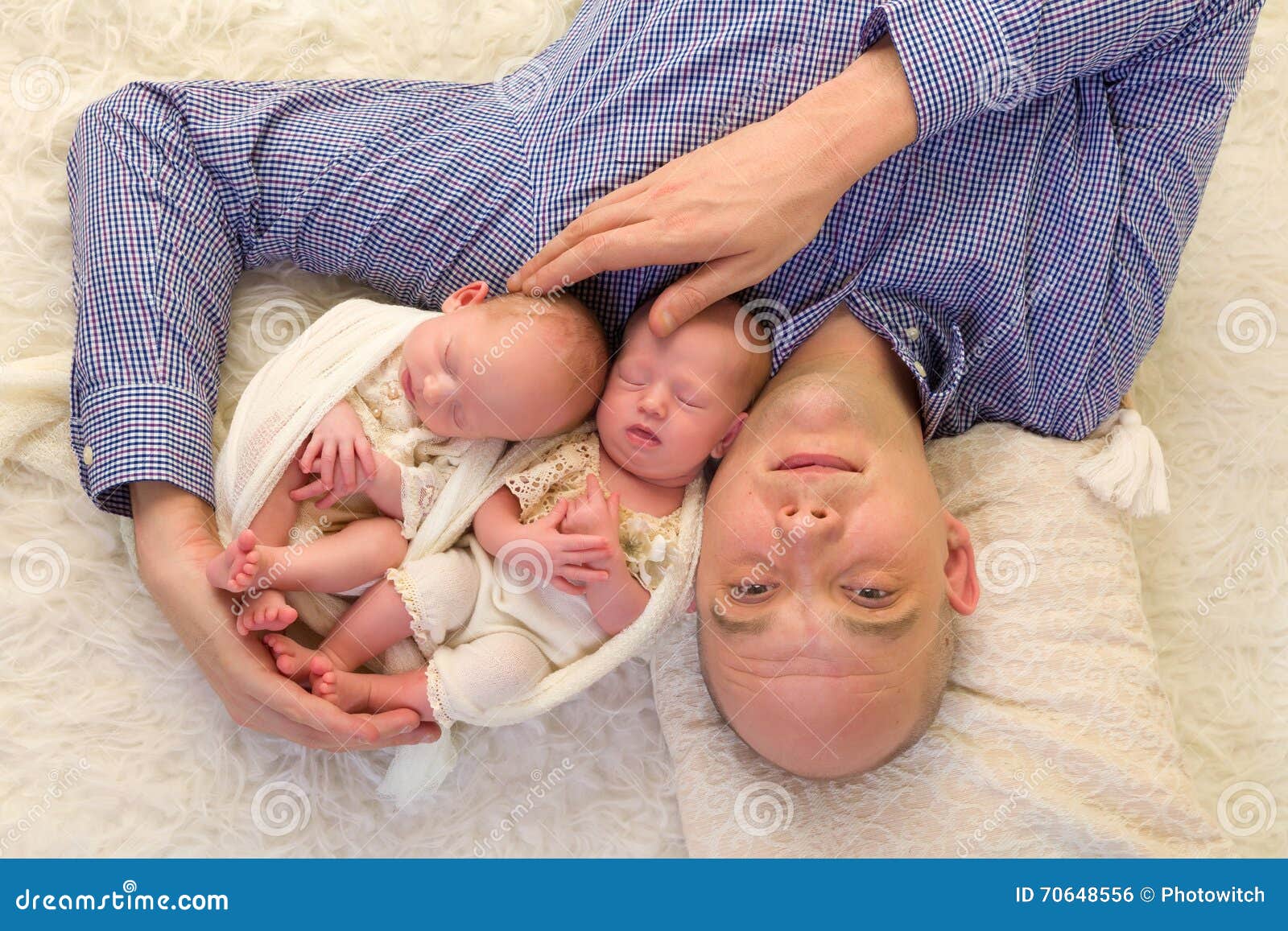 Pere Des Jumeaux Identiques Photo Stock Image Du Duree Siblings Pere Des Jumeaux Identiques Photo Stock Image Du Duree Siblings